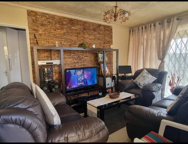 3 BEDROOM HOUSE FOR SALE IN UMLAZI Y
